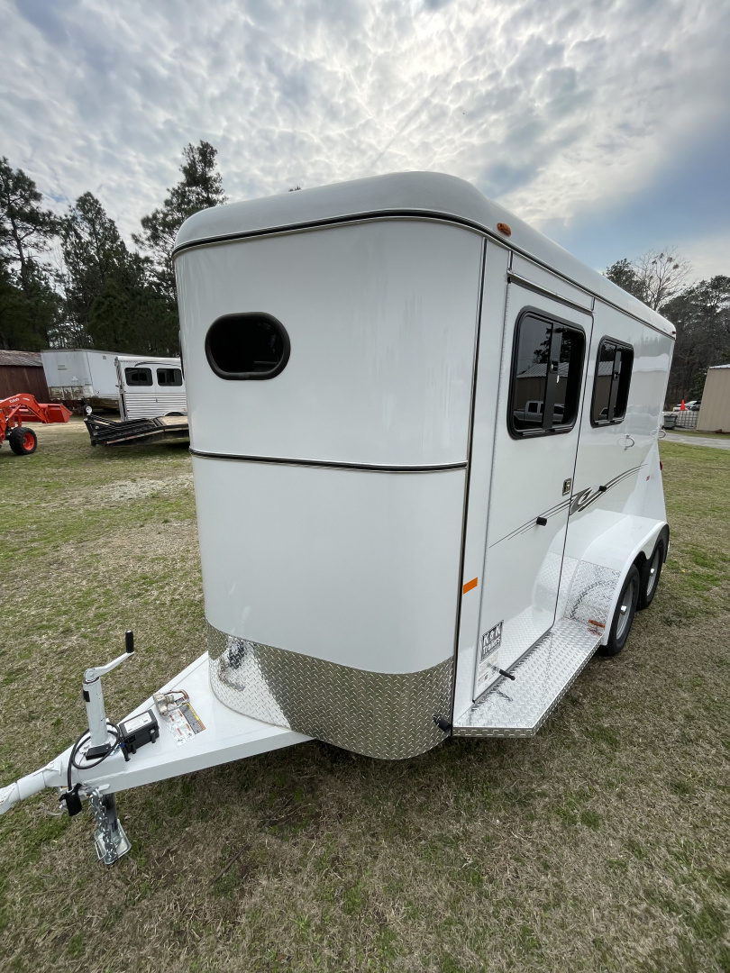New 2026 Bee 2 Horse Chief W/DR Horse Trailer