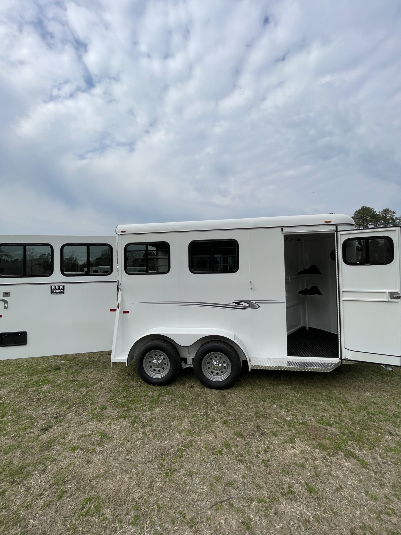 New 2026 Bee 2 Horse Chief W/DR Horse Trailer