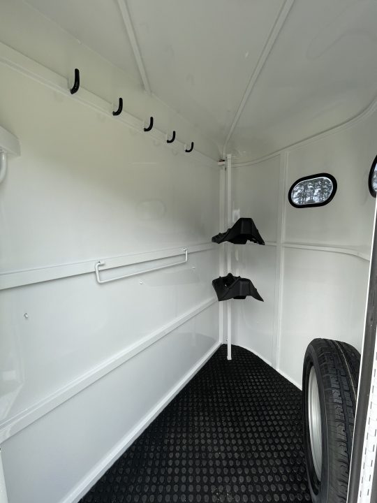 New 2026 Bee 2 Horse Chief W/DR Horse Trailer