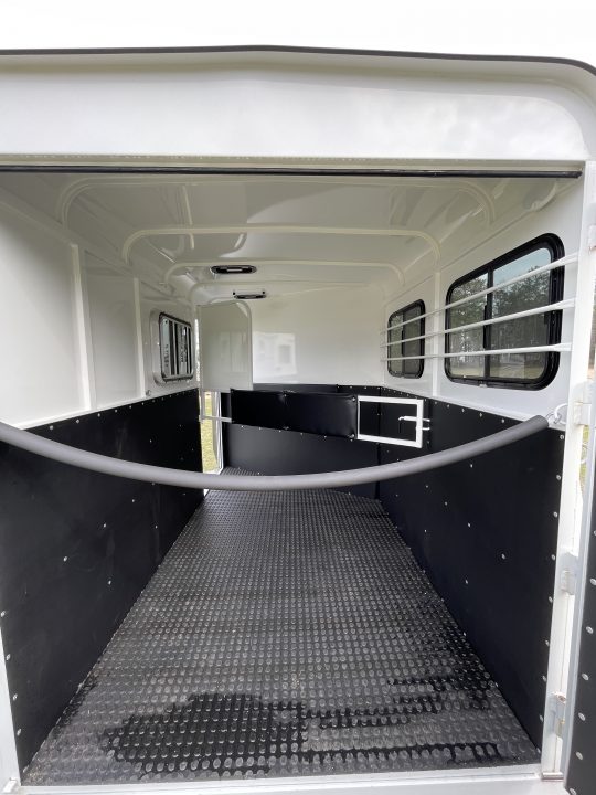 New 2026 Bee 2 Horse Chief W/DR Horse Trailer