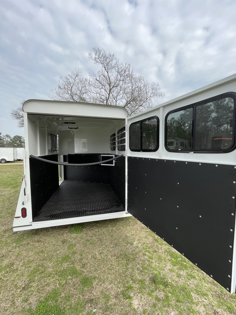 New 2026 Bee 2 Horse Chief W/DR Horse Trailer