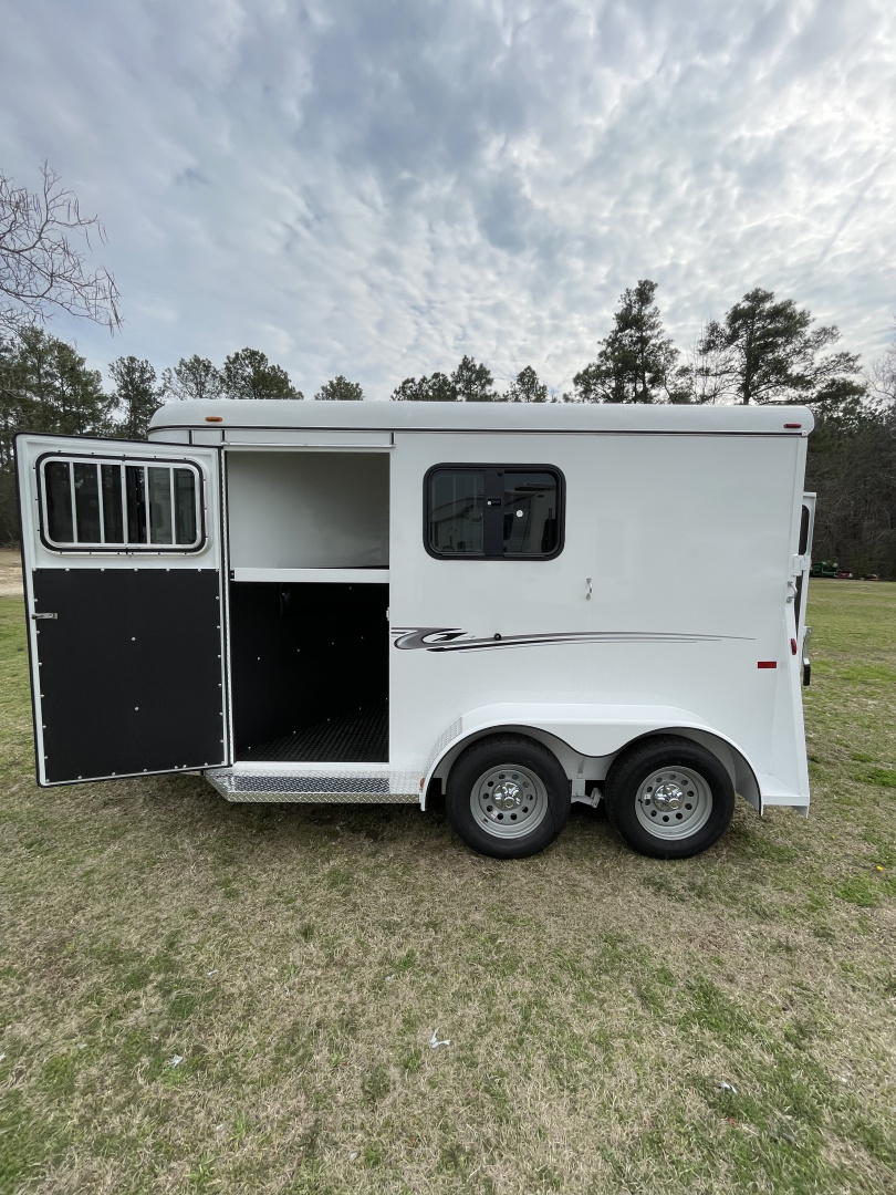 New 2026 Bee 2 Horse Chief W/DR Horse Trailer