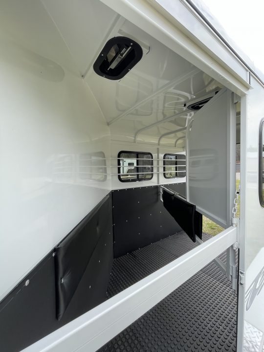 New 2026 Bee 2 Horse Chief W/DR Horse Trailer