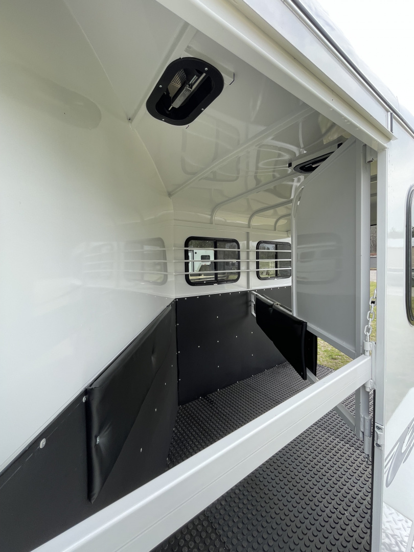 New 2026 Bee 2 Horse Chief W/DR Horse Trailer