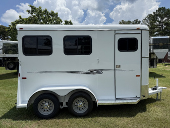 New 2025 BEE Chief 2 Horse Trailer