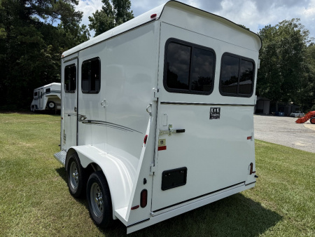 New 2026 Bee 2 Horse Chief W/DR Horse Trailer