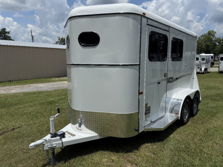 New 2026 Bee 2 Horse Chief W/DR Horse Trailer