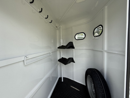 New 2026 Bee 2 Horse Chief W/DR Horse Trailer