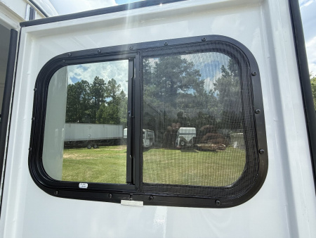 New 2026 Bee 2 Horse Chief W/DR Horse Trailer