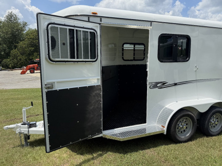 New 2026 Bee 2 Horse Chief W/DR Horse Trailer