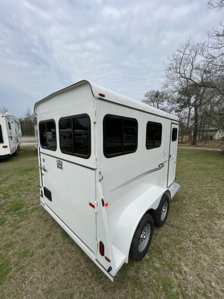 New 2026 Bee 2 Horse Chief W/DR Horse Trailer