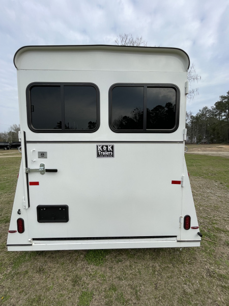 New 2026 Bee 2 Horse Chief W/DR Horse Trailer