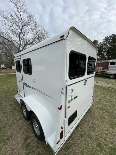 New 2026 Bee 2 Horse Chief W/DR Horse Trailer