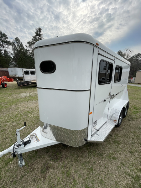 New 2026 Bee 2 Horse Chief W/DR Horse Trailer