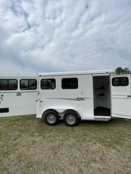 New 2026 Bee 2 Horse Chief W/DR Horse Trailer