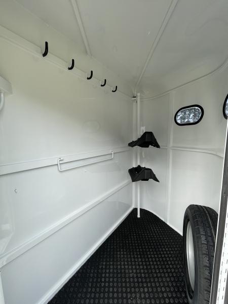 New 2026 Bee 2 Horse Chief W/DR Horse Trailer