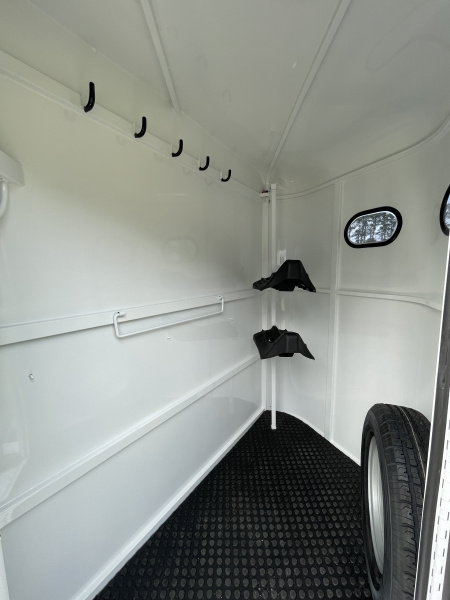 New 2026 Bee 2 Horse Chief W/DR Horse Trailer