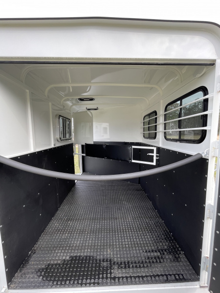 New 2026 Bee 2 Horse Chief W/DR Horse Trailer