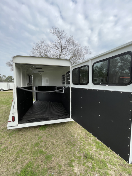 New 2026 Bee 2 Horse Chief W/DR Horse Trailer