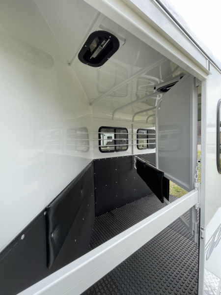 New 2026 Bee 2 Horse Chief W/DR Horse Trailer