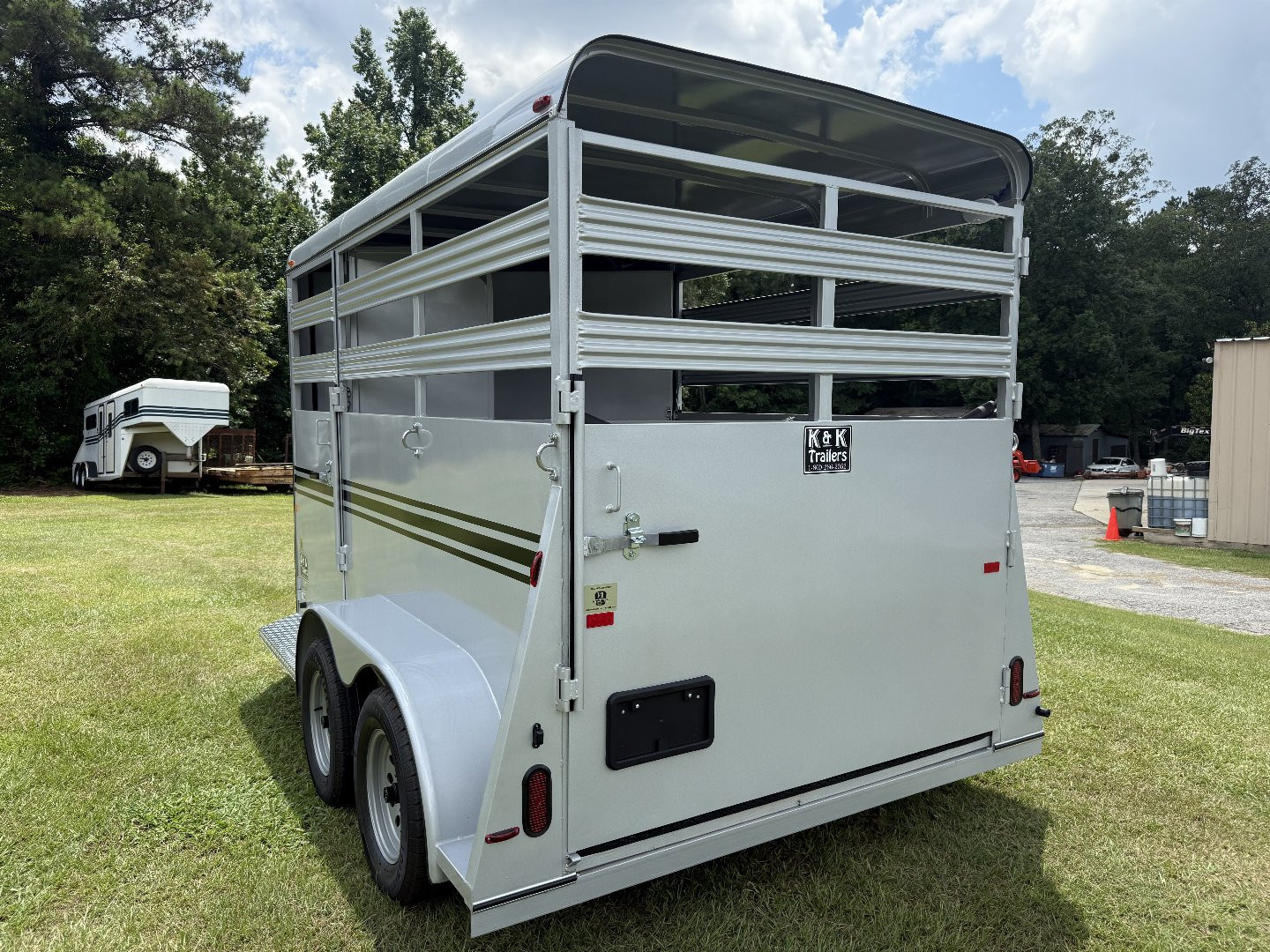 New 2026 Bee 2 Horse Durango W/DR Horse Trailer
