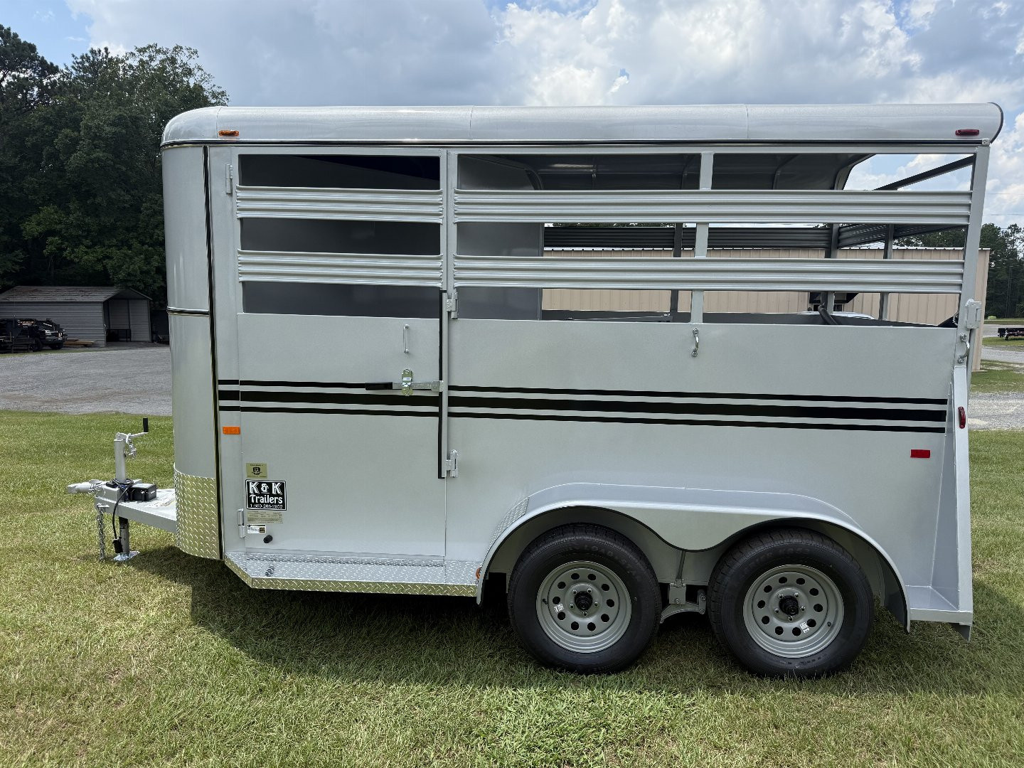 New 2026 Bee 2 Horse Durango W/DR Horse Trailer