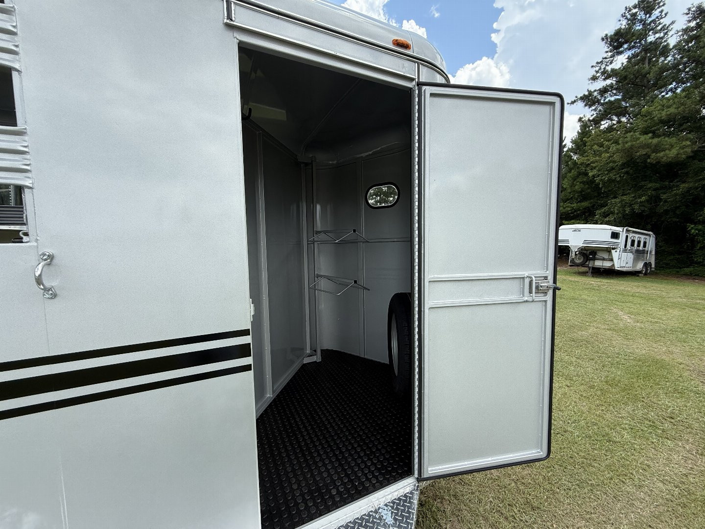 New 2026 Bee 2 Horse Durango W/DR Horse Trailer
