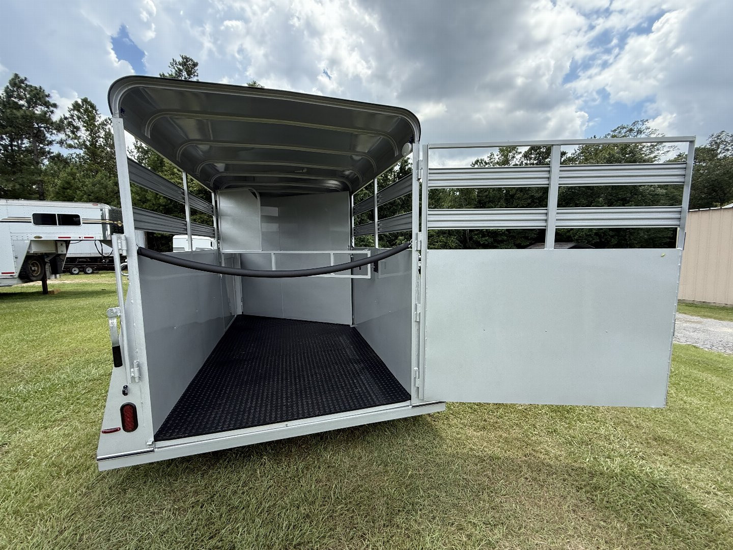 New 2026 Bee 2 Horse Durango W/DR Horse Trailer