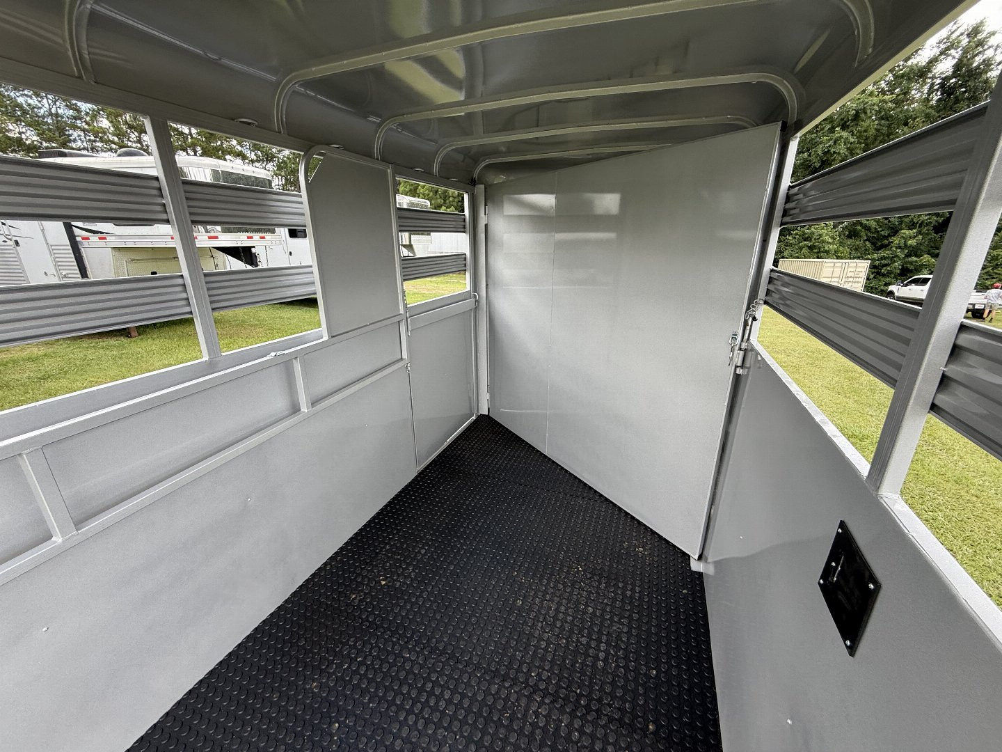 New 2026 Bee 2 Horse Durango W/DR Horse Trailer