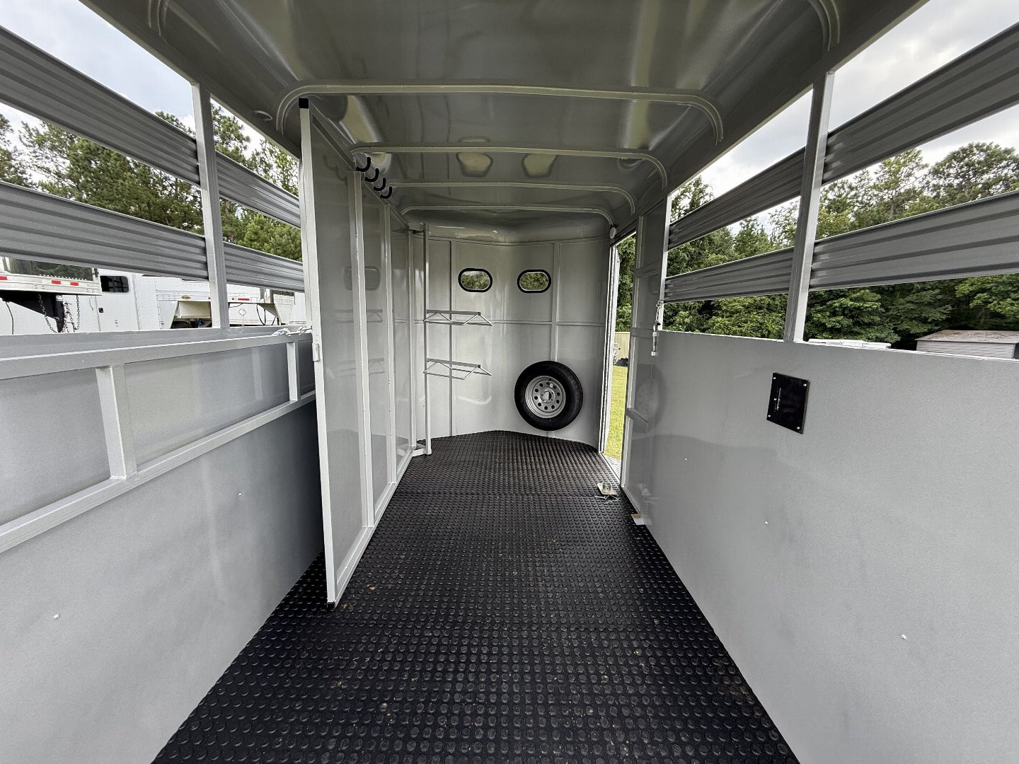 New 2026 Bee 2 Horse Durango W/DR Horse Trailer