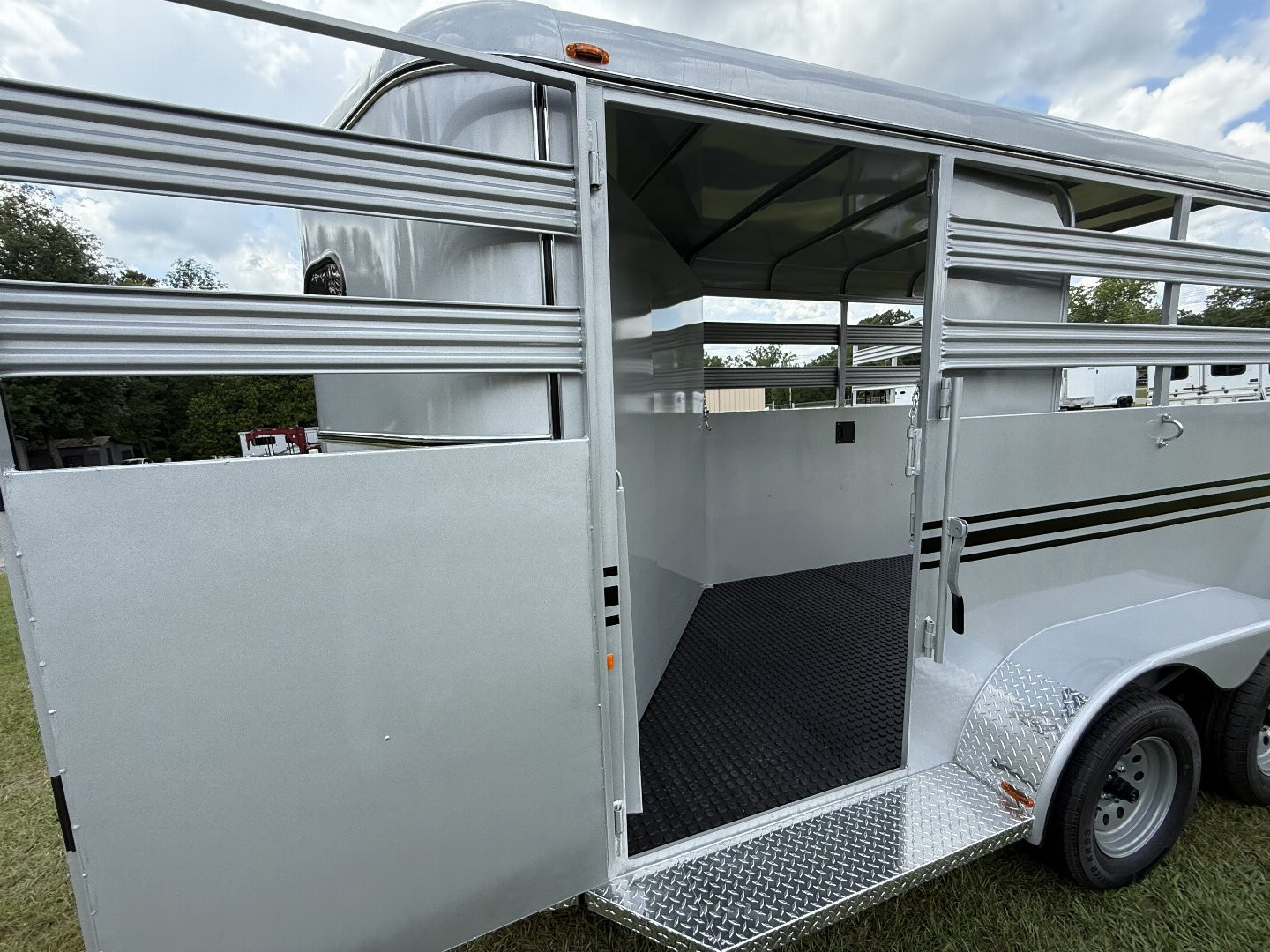 New 2026 Bee 2 Horse Durango W/DR Horse Trailer