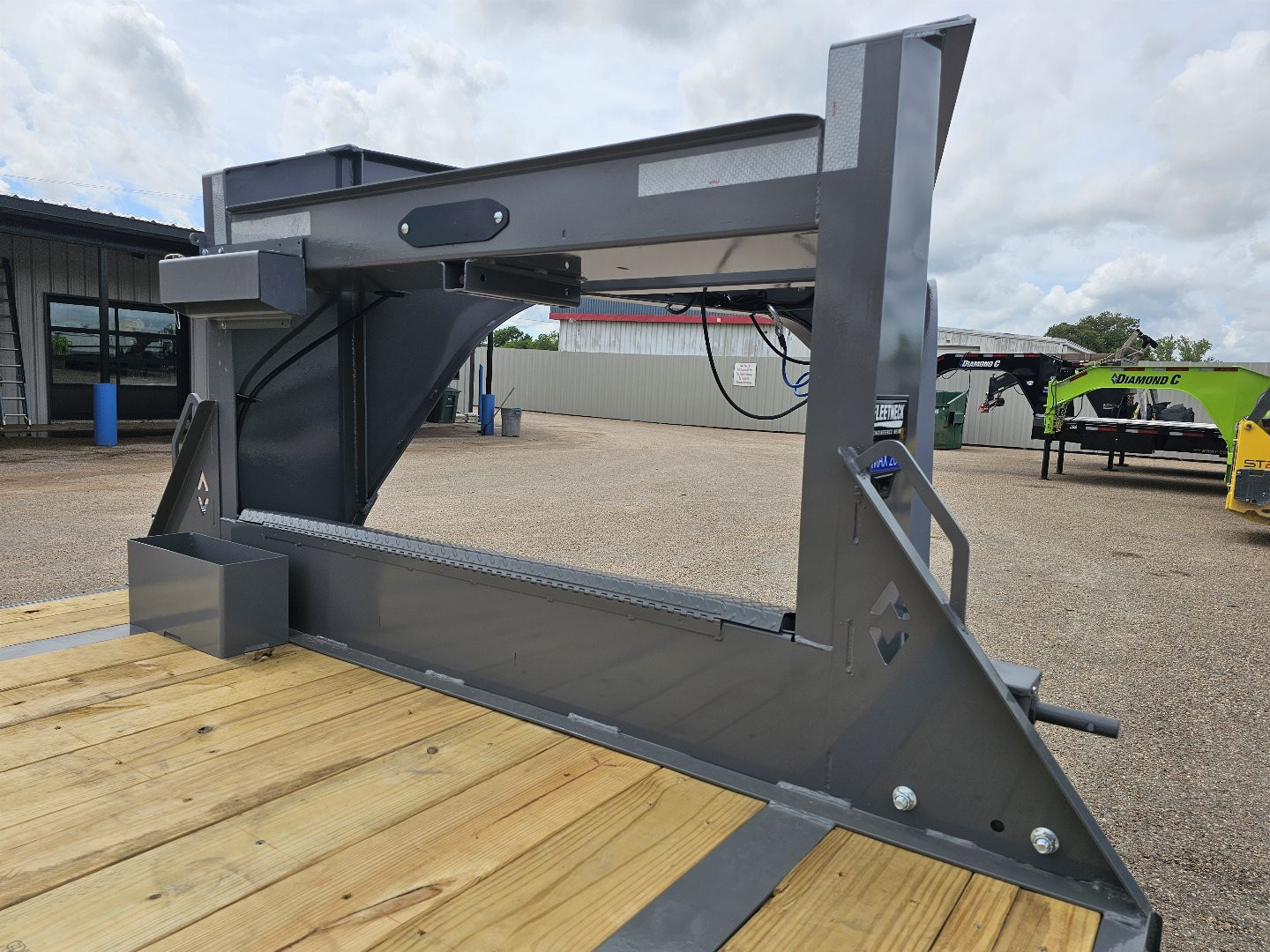 New 2025 Diamond C Trailers FMAX208 35X102 MR HS Gooseneck Bodies