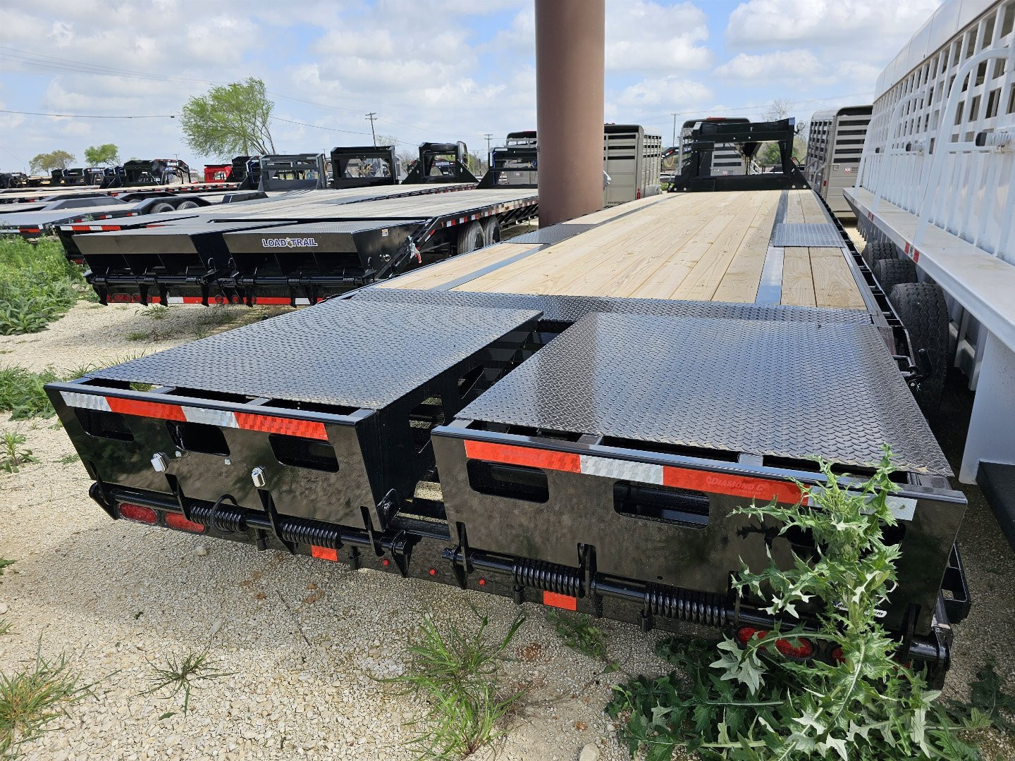 New 2023 Diamond C Trailers FMAX208 102x40 MR Gooseneck Bodies