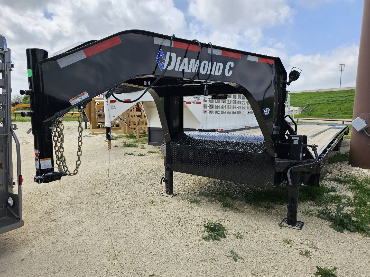 New 2023 Diamond C Trailers FMAX208 102x40 MR Gooseneck Bodies