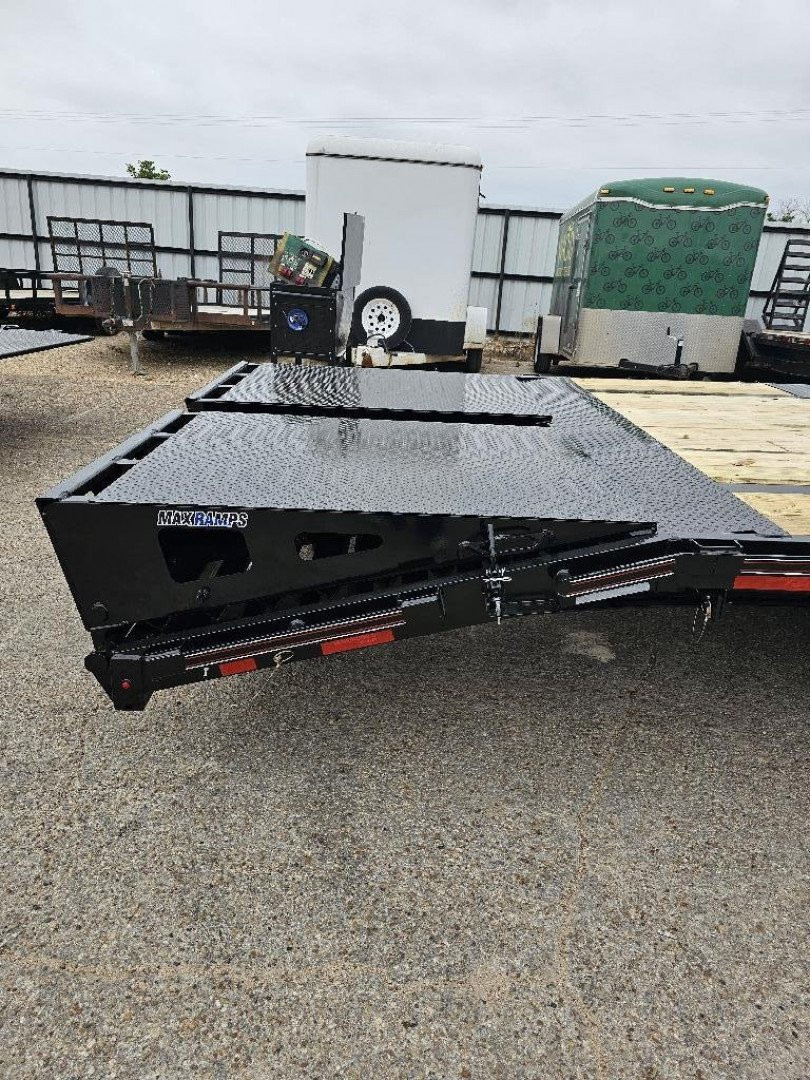 New 2024 DIAMOND C FMAX207 102X32 MR