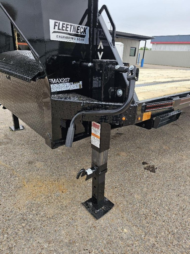 New 2024 DIAMOND C FMAX207 102X32 MR