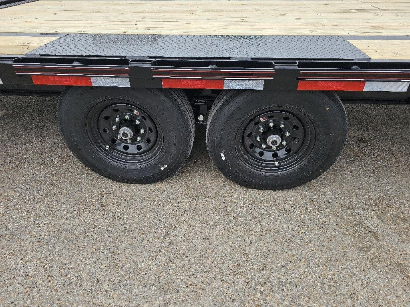 New 2024 DIAMOND C FMAX207 102X32 MR