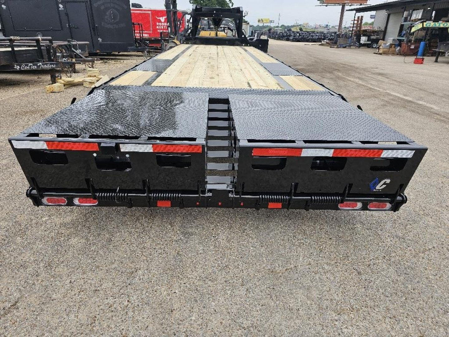 New 2024 DIAMOND C FMAX207 102X32 MR