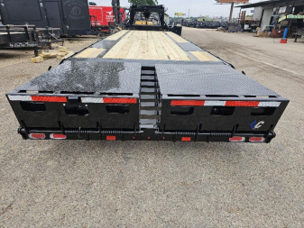 New 2024 DIAMOND C FMAX207 102X32 MR