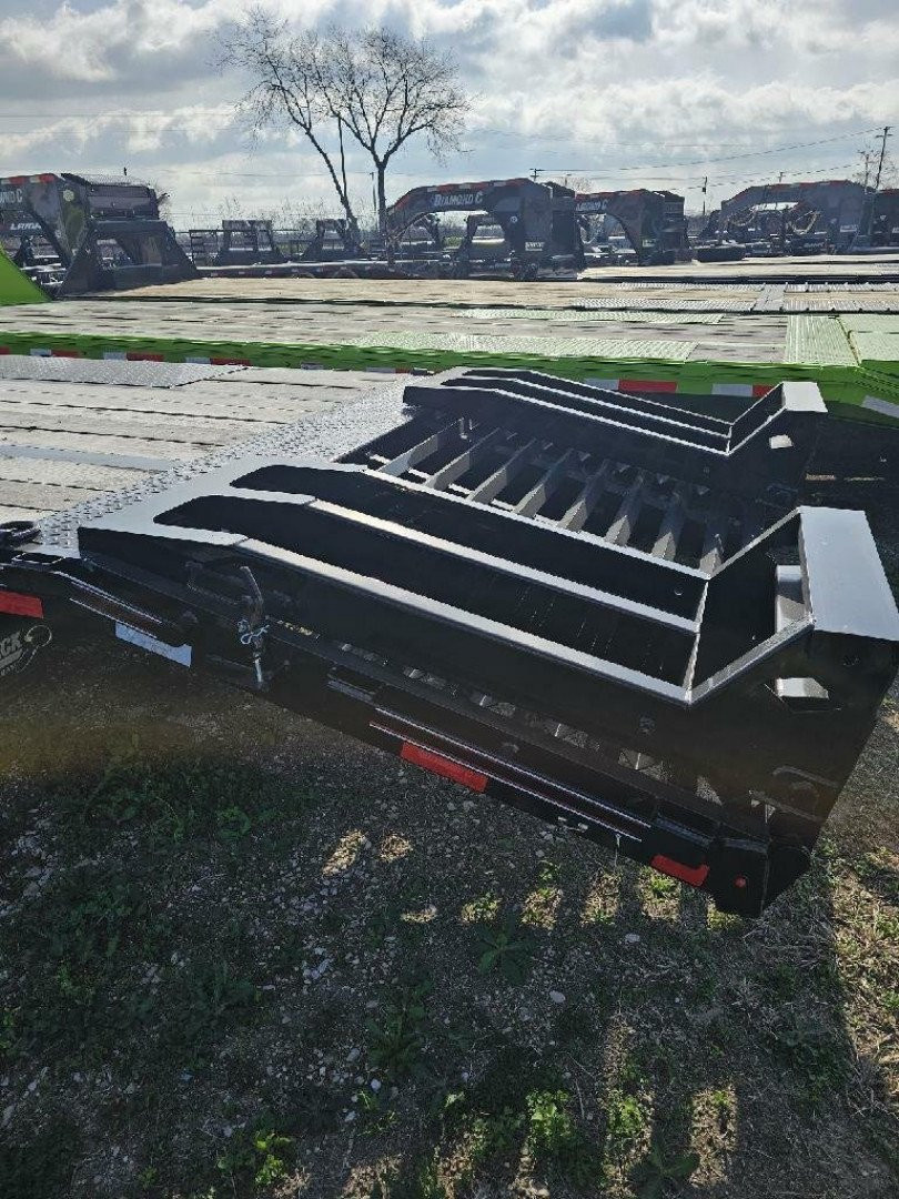 New 2024 DIAMOND C FMAX216 102X32XDR