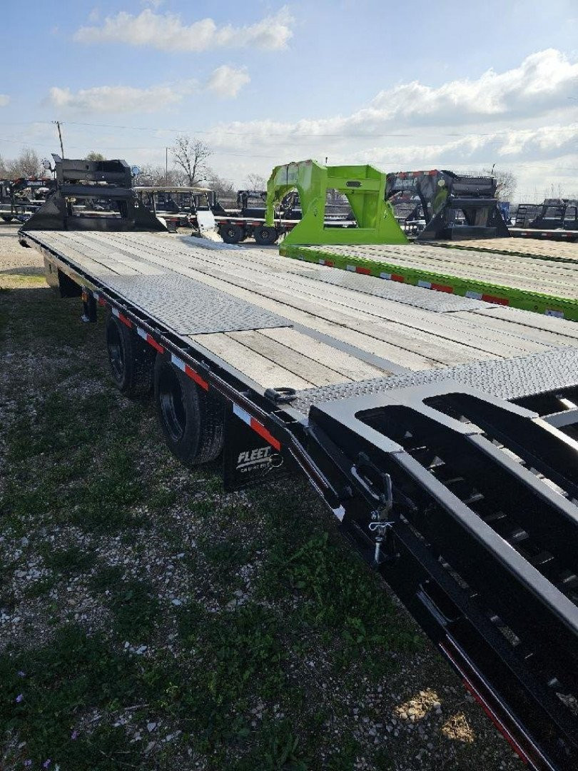 New 2024 DIAMOND C FMAX216 102X32XDR