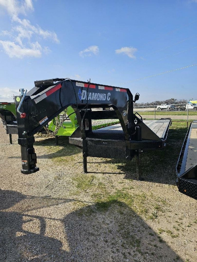 New 2024 DIAMOND C FMAX216 102X32XDR