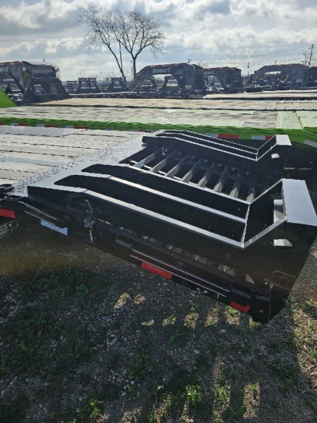 New 2024 DIAMOND C FMAX216 102X32XDR