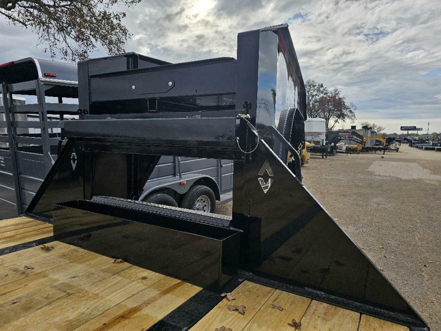 New 2024 DIAMOND C FMAX216 102X35 XDR