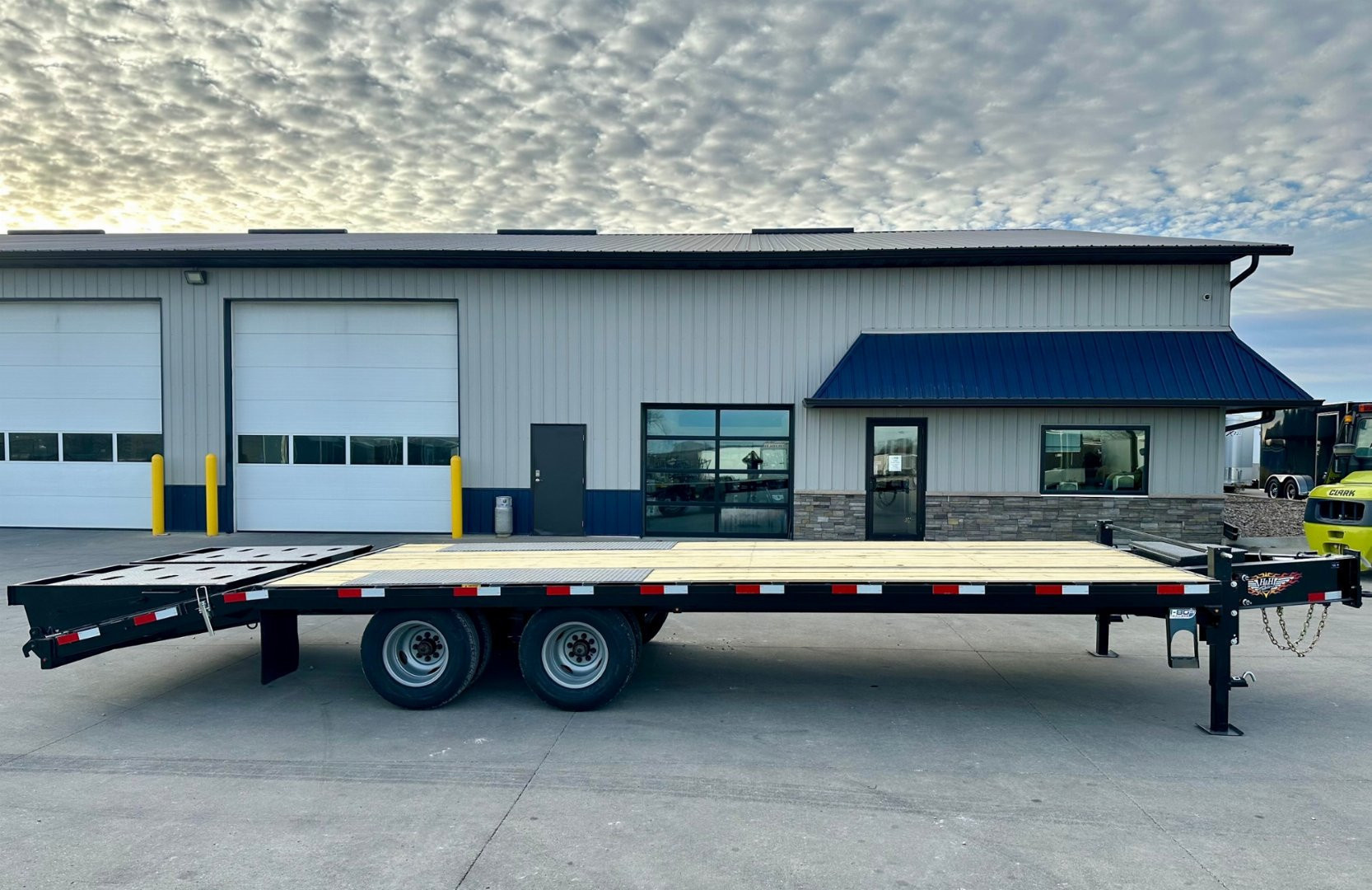 New 2025 H&H 102"x20'+5' 22.5k Heavy Duty Low Profile Dovetail Super Deluxe Ramps Deckover Flatbed Trailer
