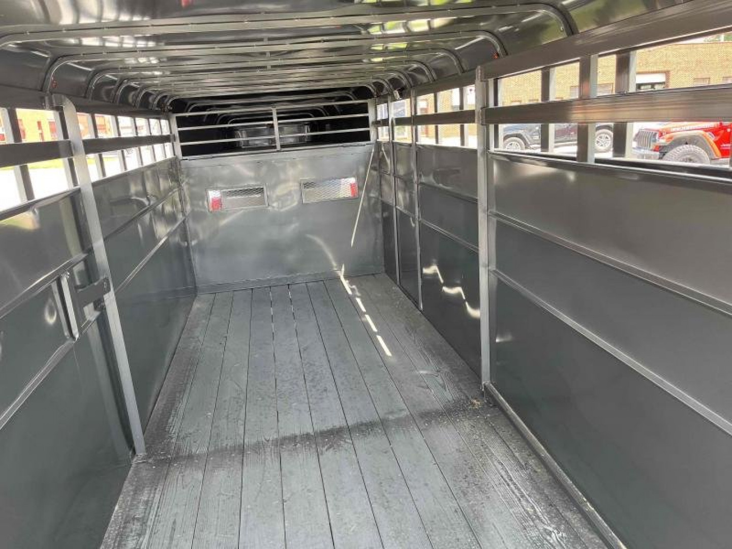 New 2024 SS Duraline Livestock Gooseneck 6'8 x6'6 x20' 14K Center Gate Vents Spare Rubber Bumper Stock / Stock Combo Trailer