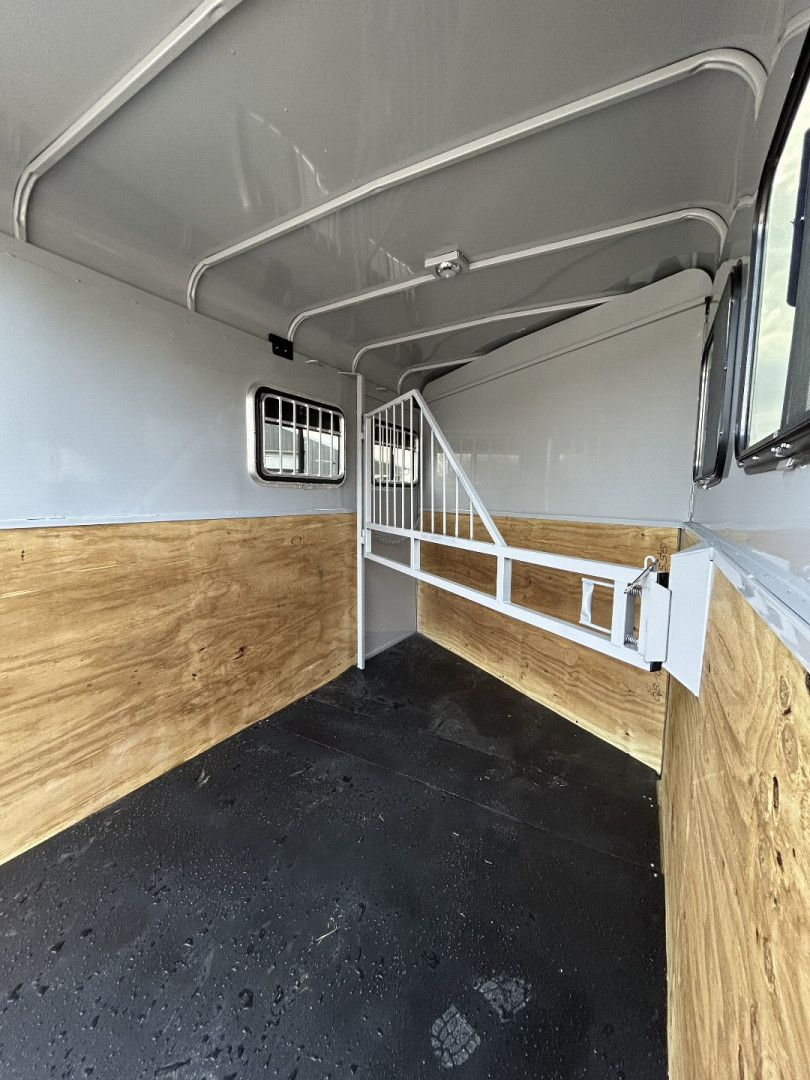 New 2025 Valley Trailers 2820 2-Horse Trailer