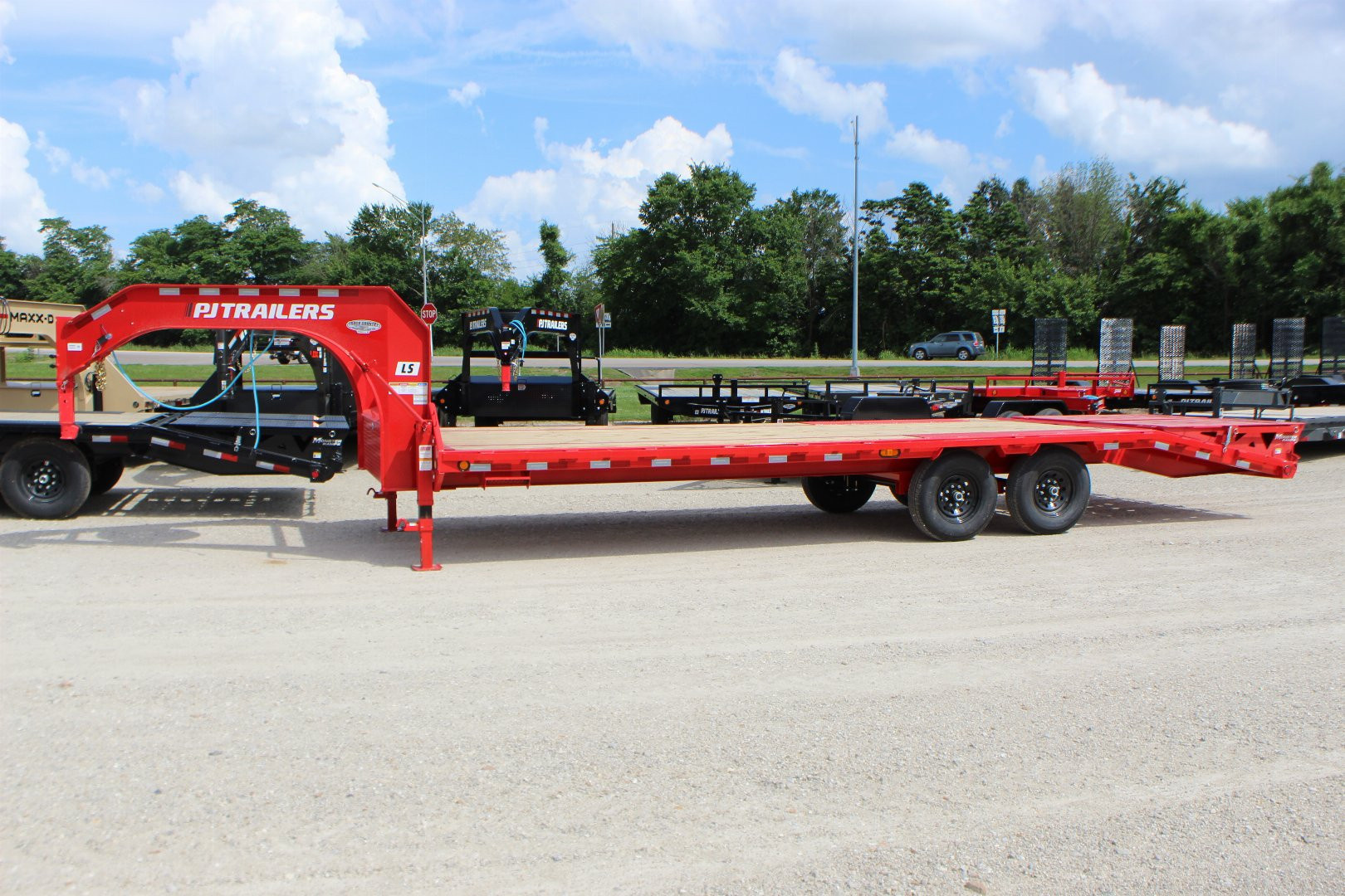 New 2026 PJ TRAILERS 102" x 25' LS Flatbed Trailer