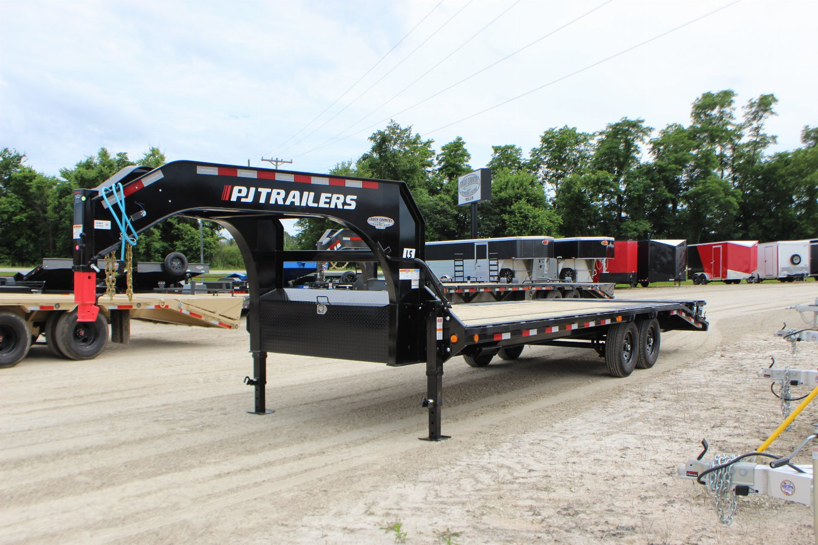 New 2026 PJ TRAILERS 102" x 25' LS Gooseneck Flatbed Trailer