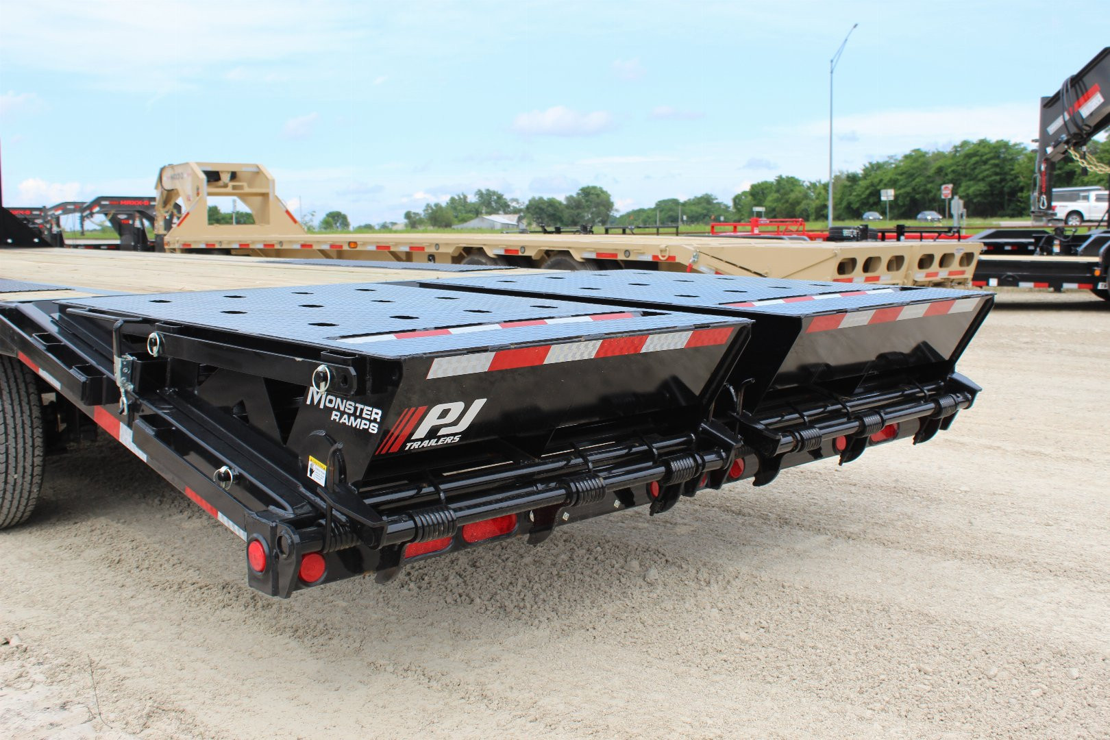 New 2026 PJ TRAILERS 102" x 25' LS Gooseneck Flatbed Trailer